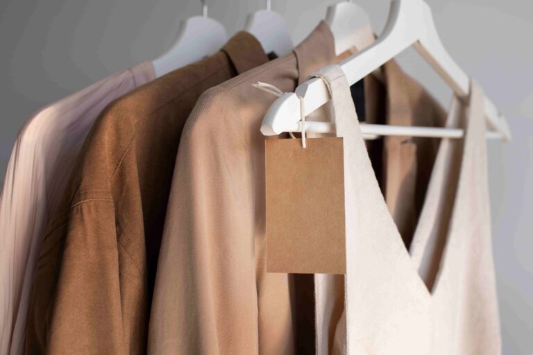 Ropa de tendencia en perchas
