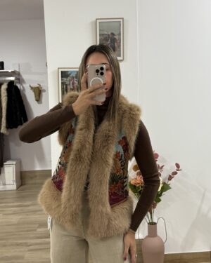 CHALECO BORDADO CAMEL